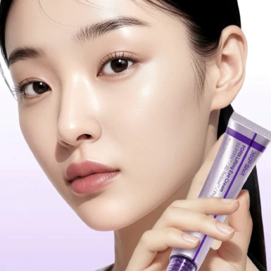 Μία ασιάτισα κρατάει πλάγια το σωληνάριο Centellian24 360 Shot Pdrn Lifting Eye Cream 30ml.