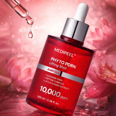 Το μπουκάλι MEDIPEEL Phyto Exosome PDRN Lifting Shot Ampoule 100ml, διαγώνιο με την πιπέτα να στάζει υγρό, μπορστά από κόκκινο ρομαντικό φόντο με παιώνιες.
