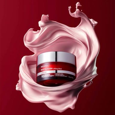 Το βάζο MEDIPEEL Phyto Exosome PDRN Lifting Shot Cream 50g, σε κόκκινο φόντο, μέσα σε μία μεγάλη πιτσιλιά ροζ κρέμας.