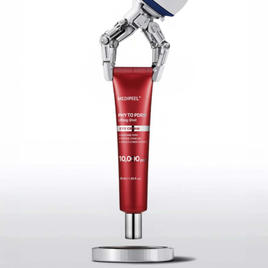 Το σωληνάριο MEDIPEEL Phyto Exosome PDRN Lifting Shot Eye Cream 40ml, κράταει ένα μεταλλινκό, ρομποτικό χέρι και το τοποθετεί πάνω σε ένα μεταλλικό, στρογγυλό, μικρό δισκάκι.