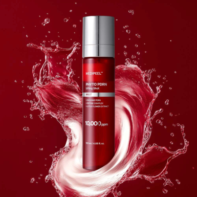 Το μπουκάλι MEDIPEEL Phyto Exosome PDRN Lifting Shot Mist 120ml, μέσα σε μία μεγάλη πιτσιλιά ροζ υγρού.