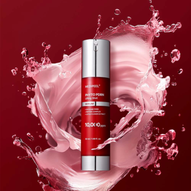 Το μπουκάλι MEDIPEEL Phyto Exosome PDRN Lifting Shot Serum 50ml, μέσα σε μία μεγάλη πιτσιλιά ροζ serum.