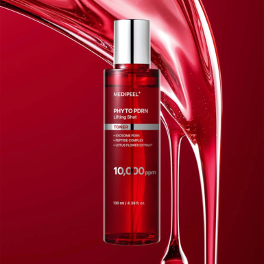 Το μπουκάλι MEDIPEEL Phyto Exosome PDRN Lifting Shot Toner 130ml, μπροστά από κόκκινο υγρό που χύνεται.