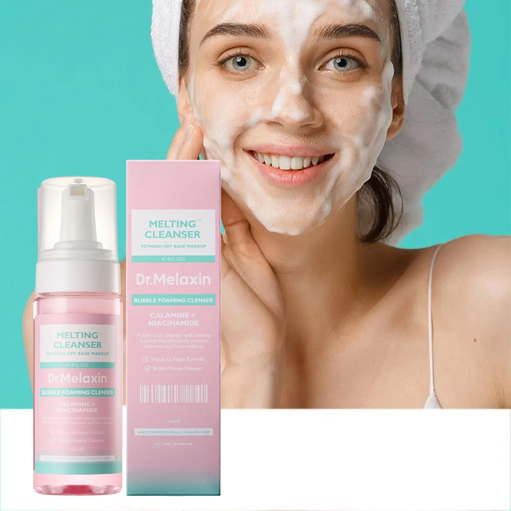 Το μπουκάλι και το κουτί του Dr. Melaxin Melting Cleanser, μπροστά από μία γυναίκα, που καθαρίζει με αφρό το πρόσωπο της και φοράει πετσέτα στο κεφάλι.