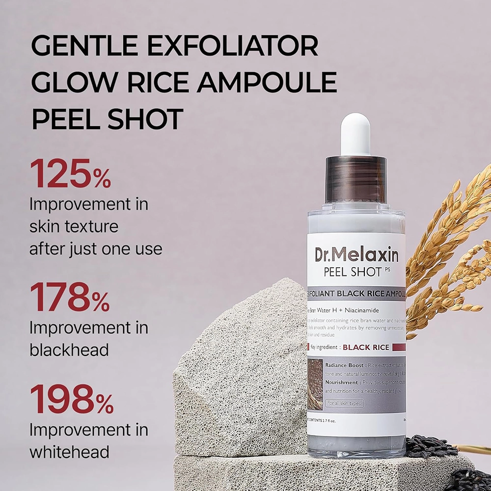 Το μπουκάλι Dr. Melaxin Peel Shot Exfoliant Black Rice Ampoule πάνω σε μία πέτρα, με στάρια από πίσω του, λίγο μαύρο ρύζι δίπλα του, μαζί με πληροφορίες.
