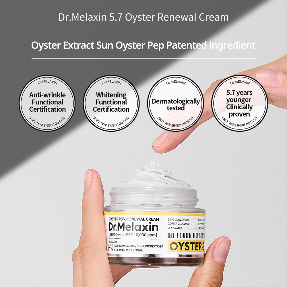 Ένα χέρι κρατάει το βάζο Dr. Melaxin Oyster Peptide Cream και το άλλο χέρι βάζει κρέμα, με πληροφορίες από πάνω.