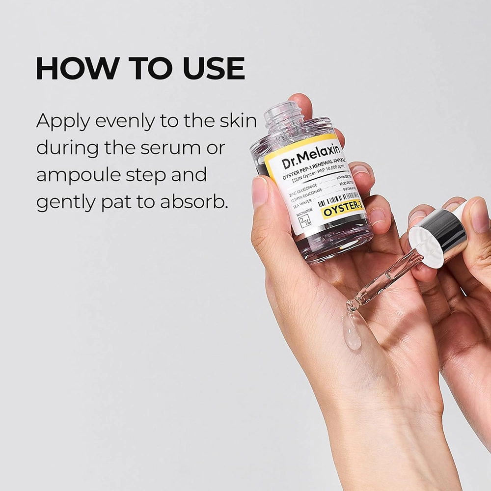 Ένα χέρι κρατάει το μπουκάλι Dr. Melaxin Oyster Peptide Serum και στάζει προϊόν με την πιπέτα στο άλλο χέρι.