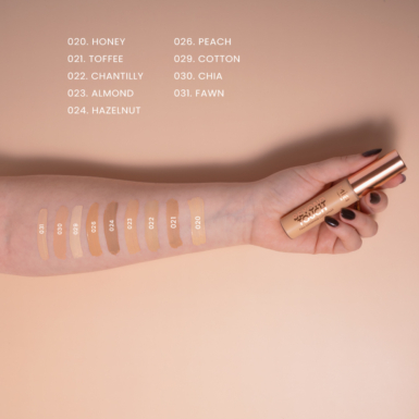 Ένα χέρι κρατάει ένα MIA Beyond Touch Concealer και έχει όλες τις αποχρώσεις επάνω του.