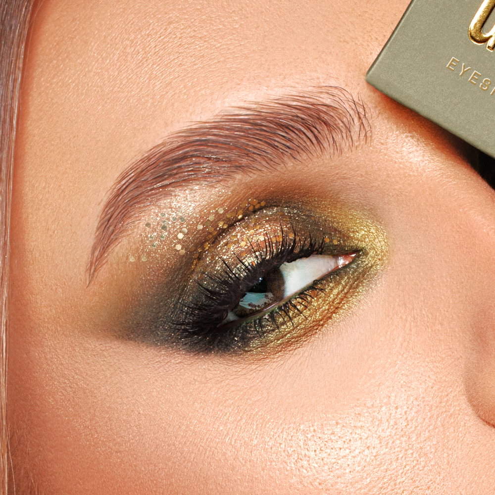 Ένα γυαναικείο μάτι, βαμμένο με την MIA Eye Palette Army Green.