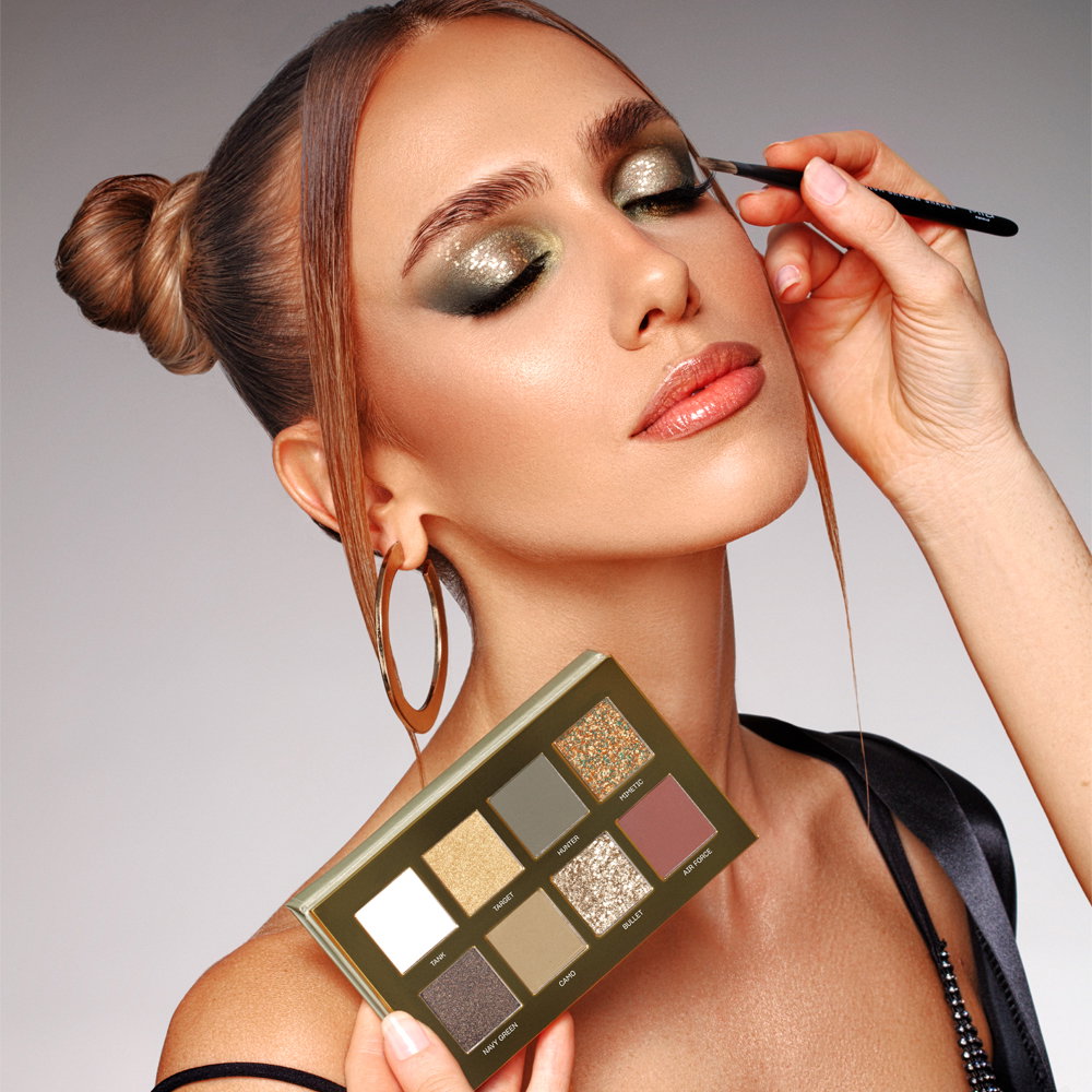 Μία γυναίκα, βάφεται χρησιμοποιόντας την MIA Eye Palette Army Green.