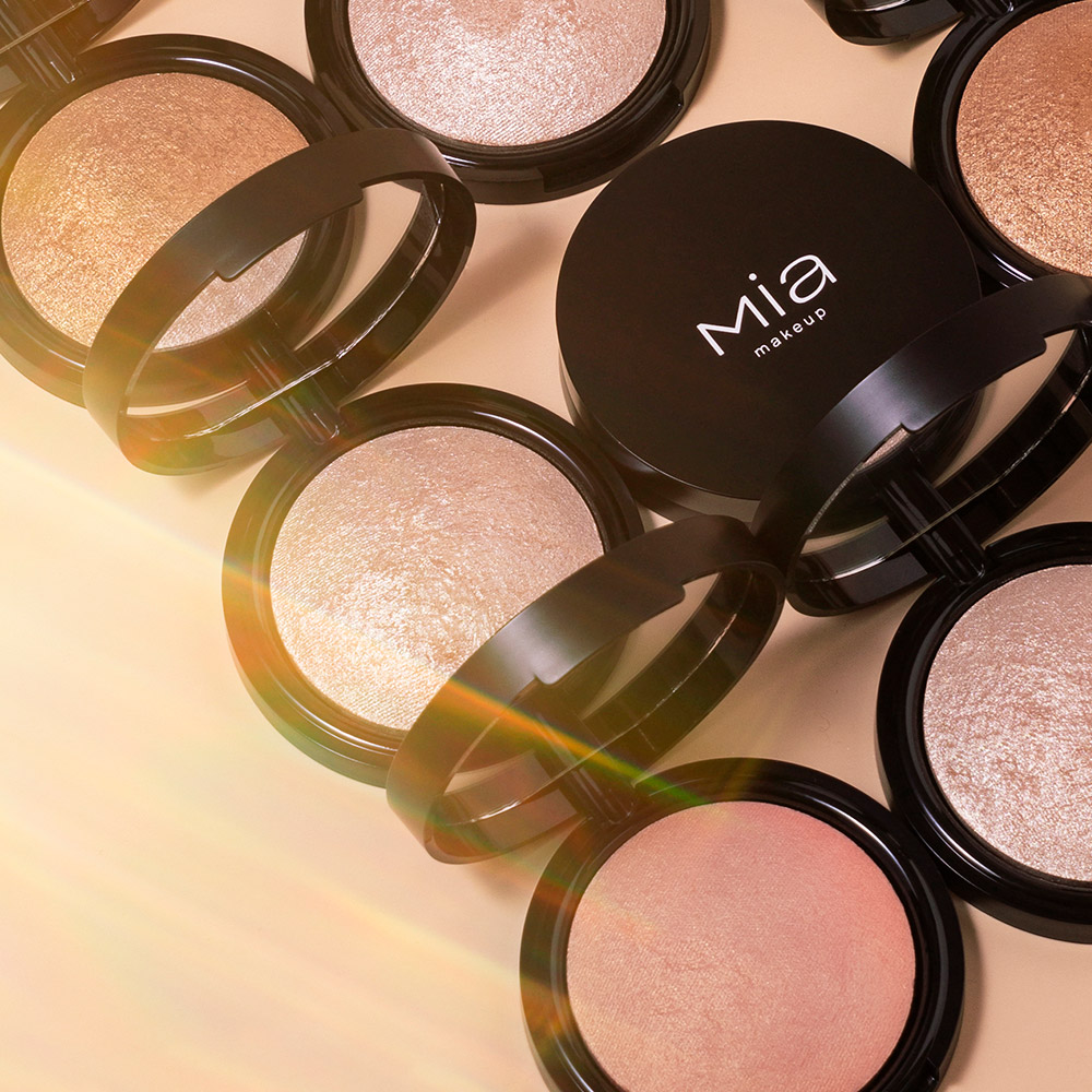 Συσκευασίες MIA Highlighter Sun Glaze, ανοιχτές.