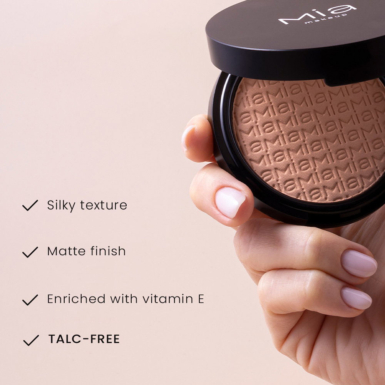 Ένα χέρι κρατάει τη συσκευασία Daily Finish Compact ανοιχτή, με πληροφορίες δίπλα.